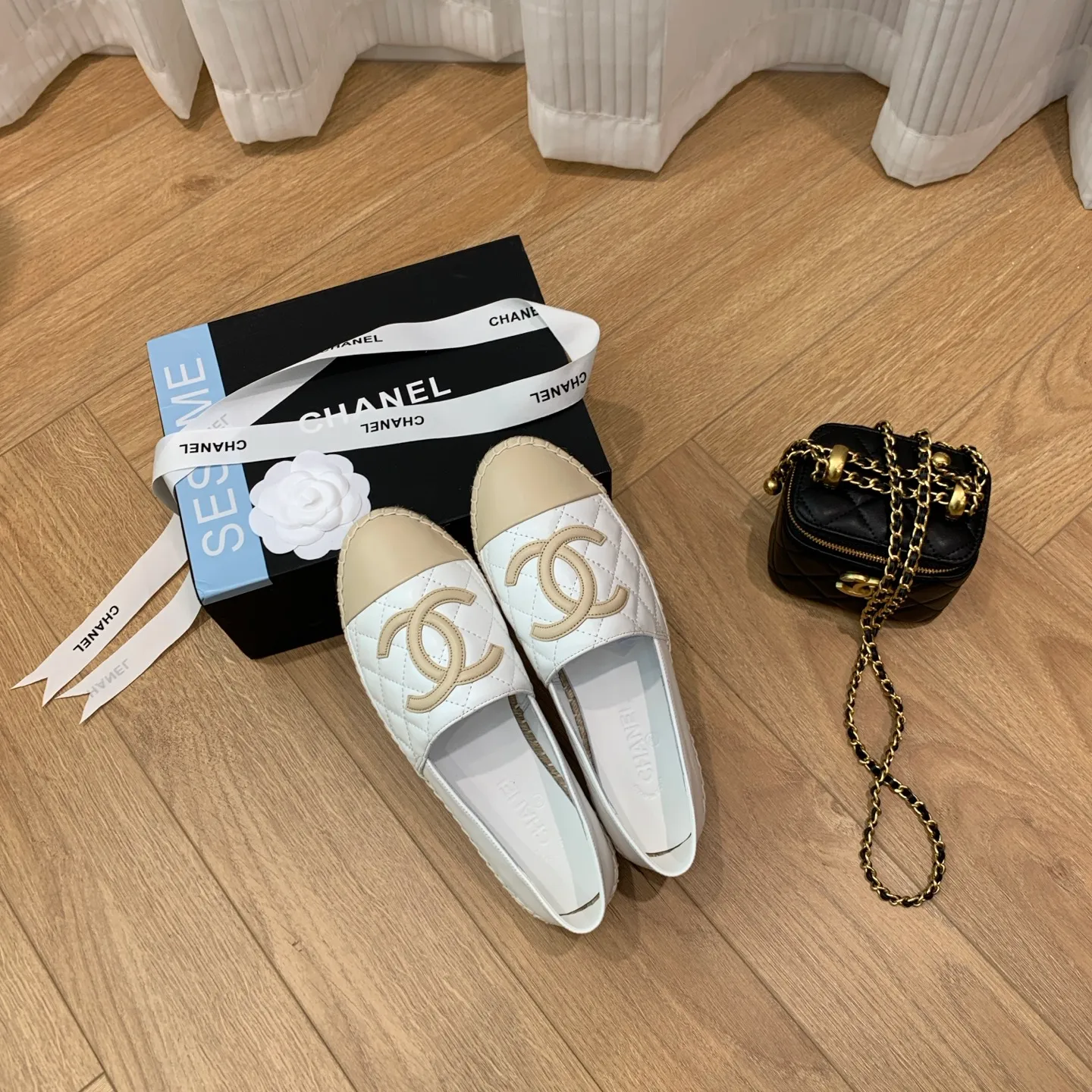 👟👟Ex-factory price 480👟👟 👑New colors are coming ✌️The new version of Chanel fisherman shoes is coming❗️Delivered in a complete set of top-notch packaging. The quality of my fisherman shoes has not been introduced much, everyone who has tried it knows it! The original customized upper, and my outsole is the original translucent outsole, the opaque outsole is the wrong version, full set of authentic packaging ❗️ size: 35-40, running price